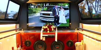Hochzeitsauto-Vermietung - Versicherung: Vollkasko - Wohlfühl-Atmosphäre in der T3 Hochzeitslimo - VW T3 Bulli Limousine von Trabi-XXL