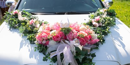 Hochzeitsauto-Vermietung - Oberösterreich - Unser handgefertigter Blumenschmuck bietet viele Möglichkeiten ihn zu deinem Brautstrauß passend zu gestalten. Wenn wir deine Blumen nicht zur Auswahl haben verwenden wir gerne deine Bänder und Maschen um ihn farblich zu deiner Blumendeco abzustimmen. 
Schau auf unserer Homepage und suche dir den passenden Blumenschmuck aus. - Stretchlimousine Deluxe Linz