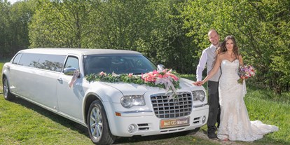 Hochzeitsauto-Vermietung - Marke: Chrysler - In unserer Stretch Limousine dürfen bis zu 8 Personen mitfahren. Das passt perfekt für Brautpaar, Trauzeugen, Familie.... - Stretchlimousine Deluxe Linz