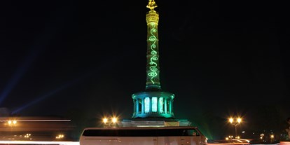 Hochzeitsauto-Vermietung - Berlin - Auch bei Nacht ist die VW Stretchlimousine eine beeindruckende Erscheinung. - VW T3 Bulli Limousine von Trabi-XXL