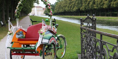 Hochzeitsauto-Vermietung - Einzugsgebiet: regional - Bayern - Eine Rikschafahrt direkt nach der Trauung - der beste Weg für das Brautpaar, um nach dem Trubel der letzten Tage auch kurz einmal ganz für sich zu sein. - Hochzeitsrikscha München