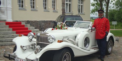 Hochzeitsauto-Vermietung - Shuttle Service - Bayern - Lassen Sie sich mit einem " Excalibur " in Weiß zur Kirche chauffieren oder eine Geburtstagsfahrt unternehmen. - Oldtimer  " Excalibur " Cabrio