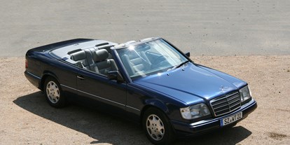 Hochzeitsauto-Vermietung - Farbe: Blau - Niedersachsen - Mercedes-Benz E 220 Cabriolet von THULKE classic