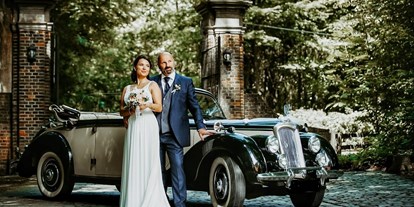 Hochzeitsauto-Vermietung - Farbe: Schwarz - Nordrhein-Westfalen - Riley mit Brautpaar - Riley RMD Carbio