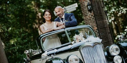 Hochzeitsauto-Vermietung - Farbe: Beige - Brautpaar mit Riley - Riley RMD Carbio