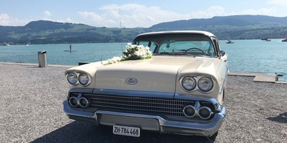 Hochzeitsauto-Vermietung - Tiere erlaubt - Chevrolet mit Blumenschmuck  - Chevy