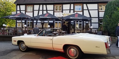 Hochzeitsauto-Vermietung - Marke: Cadillac - Nordrhein-Westfalen - Cadillac Eldorado 1975 Seitenansicht + Roter Teppich - Cadillac Eldorado Convertible 1975