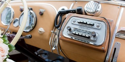 Hochzeitsauto-Vermietung - Antrieb: Diesel - Original Blaupunkt Radio spielt auch moderne MP3s. Foto © nenadiana.com - Mercedes Benz O 321 H & O 321 HL von Messinger Reisen