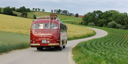 Hochzeitsauto-Vermietung - Farbe: Beige - Oberösterreich - Die Landschaft bereisen. Foto © justmarried.cc - Mercedes Benz O 321 H & O 321 HL von Messinger Reisen