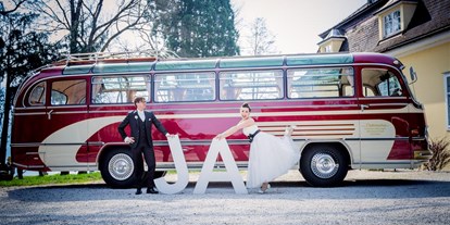 Hochzeitsauto-Vermietung - Gmunden - Brautpaar mit JA Buchstaben - tolles Fotomotiv 
© Karin Ahamer Photography - Mercedes Benz O 321 H & O 321 HL von Messinger Reisen