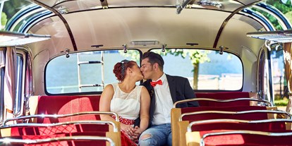 Hochzeitsauto-Vermietung - Art des Fahrzeugs: Oldtimer - Brautpaar im Rockabilly Style 
© Zopf Photography - Mercedes Benz O 321 H & O 321 HL von Messinger Reisen