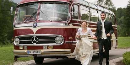 Hochzeitsauto-Vermietung - Art des Fahrzeugs: Oldtimer - In Tracht heiraten 
© www.Sagja-im-Salzkammergut.at - Mercedes Benz O 321 H & O 321 HL von Messinger Reisen
