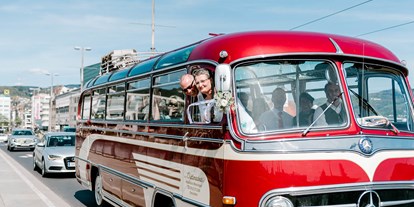 Hochzeitsauto-Vermietung - Regau - Reise gemeinsam ins Glück mit dem Oldtimerbus © Julia Plöchl Photography - Mercedes Benz O 321 H & O 321 HL von Messinger Reisen
