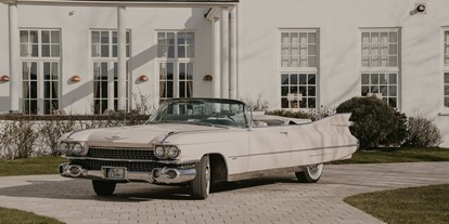 Hochzeitsauto-Vermietung - Art des Fahrzeugs: Oldtimer - Diese Bilder entstanden bei einem schönen Shooting mit Flor-Fotografie vorm Strandhotel in Glücksburg  - Traumhaftes Pink Cadillac 1959 Cabrio 
