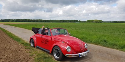 Hochzeitsauto-Vermietung - Chauffeur: kein Chauffeur - Nordrhein-Westfalen - Mieten Sie den roten Läfer Cabrio aus dem Jahr 1972 für Ihr Event.  -  Käfer Cabrio rot