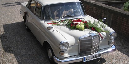 Hochzeitsauto-Vermietung - Chauffeur: kein Chauffeur - Nordrhein-Westfalen - Mercedes "Heckflosse" 200 / Modell W110 in Creme, BJ 1966.  - Mercedes Heckflosse 200 - Der Oldtimerfahrer