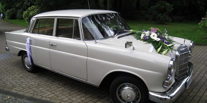 Hochzeitsauto-Vermietung - Antrieb: Benzin - Nordrhein-Westfalen - Mercedes "Heckflosse" 200 / Modell W110 in Creme, BJ 1966.  - Mercedes Heckflosse 200 - Der Oldtimerfahrer