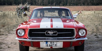 Hochzeitsauto-Vermietung - Versicherung: Vollkasko - Bayern - Ford Mustang Coupé vorne - Ford Mustang Coupé von Dreamday with Dreamcar - Nürnberg