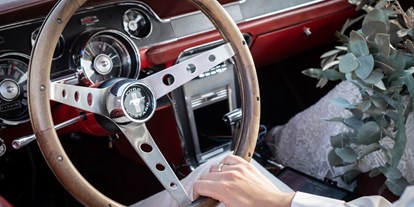 Hochzeitsauto-Vermietung - Art des Fahrzeugs: Oldtimer - Bayern - Holzlenkrad vom roten Ford Mustang - Ford Mustang Coupé von Dreamday with Dreamcar - Nürnberg