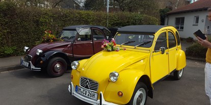 Hochzeitsauto-Vermietung - Farbe: Rot - Nordrhein-Westfalen - Charlotte und Ella  warten bei Kirchen  - Deux Chevaux  2 cv