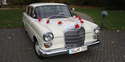 Hochzeitsauto-Vermietung - Marke: Mercedes Benz - Nordrhein-Westfalen - weiteres Beispiel für Standard Deko - Mercedes Heckflosse  - Ein Auto für Ihre Sternmomente