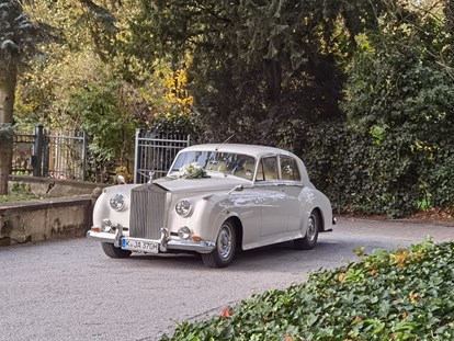 Hochzeitsauto-Vermietung - Köln, Bonn, Eifel ... - Der Rolls Royce weiss in weiss damit gelingen fantastische Fotos bei jedem Wetter - Weisser Rolls Royce Silver Cloud