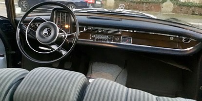 Hochzeitsauto-Vermietung - Marke: Daimler - Holzverkleidung, Lenkradschaltung, durchgehende Sitzbank - Mercedes 220s, Bj. 1965, Dunkelblaue Limosine
