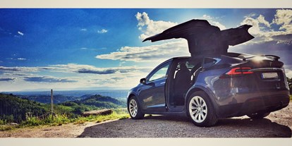 Hochzeitsauto-Vermietung - Art des Fahrzeugs: Elektro-Fahrzeug - Wir empfehlen ein Fotoshooting - Tesla Model X mit einzigartigen Flügeltüren in Spacegry 