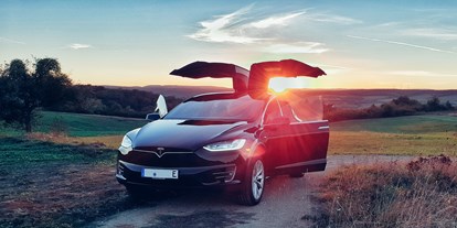 Hochzeitsauto-Vermietung - Model X bei Sonnenuntergang - Tesla Model X mit einzigartigen Flügeltüren in Spacegry 