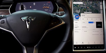Hochzeitsauto-Vermietung - Farbe: Silber - Cockpit - Tesla Model X mit einzigartigen Flügeltüren in Spacegry 