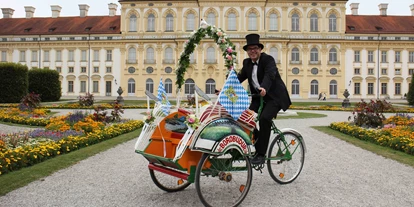 Hochzeitsauto-Vermietung - Bayern - Der Klassiker: Indonesische Rikscha mit Fahrer. Frischer Blumenschmuck. - Hochzeitsrikscha München