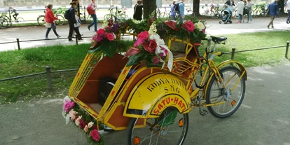 Hochzeitsauto-Vermietung - Bayern - Die Rikscha zum Selberfahren. Der Klassiker: Der Bräutigam fährt seine Braut selber. - Hochzeitsrikscha München