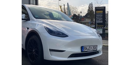 Hochzeitsauto-Vermietung - Einzugsgebiet: national - Nordrhein-Westfalen - Beispielfoto: Tesla Model Y Long Range in weiss - Tesla Hochzeitsauto in weiss