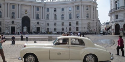 Hochzeitsauto-Vermietung - Farbe: Weiß - Rolls Royce Silver Cloud I in der Wiener Innenstadt. - Rolls Royce Silver Cloud I - Dr. Barnea