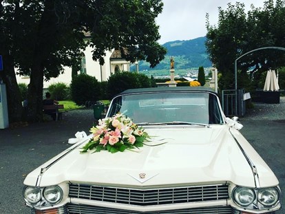 Hochzeitsauto-Vermietung - Schweiz - Cadillac - Vorbereitung für eine Geburtstagsfahrt - Oldtimer-Traumfahrt - Cadillac Deville Cabriolet, Jg. 1964